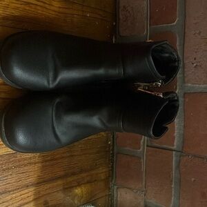 I’m selling black size 4 MK boots